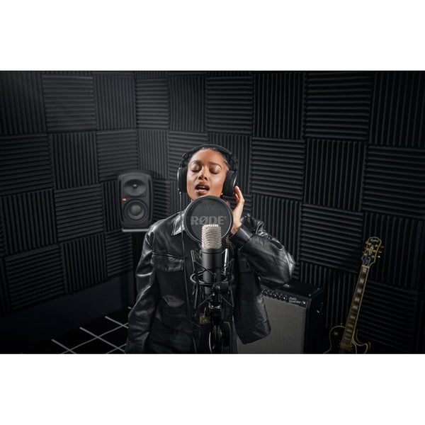 RØDE NT1 Signature Series Condenser Microphone with SM6 Shockmount and Pop Filter - Black